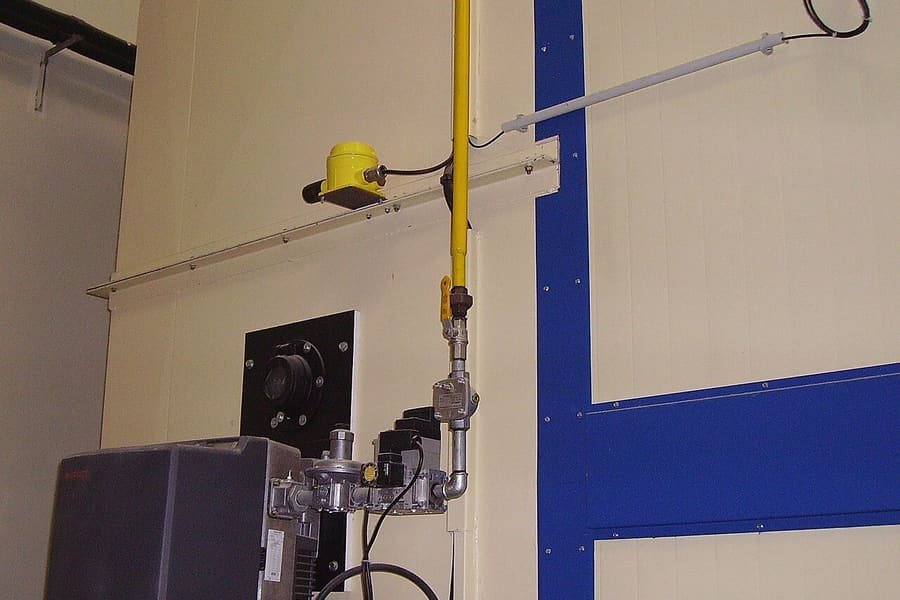 Industrial gas burner unit with fuel piping