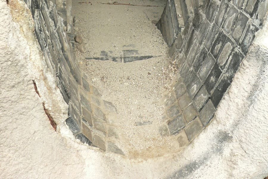 Refractory-lined industrial furnace opening
