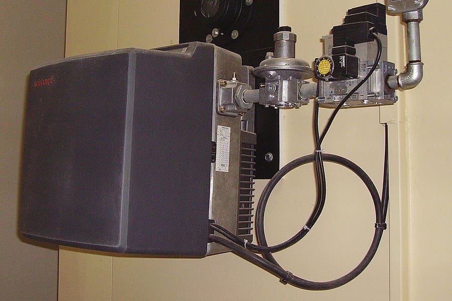 Burner assembly with gas train mounted on a heater