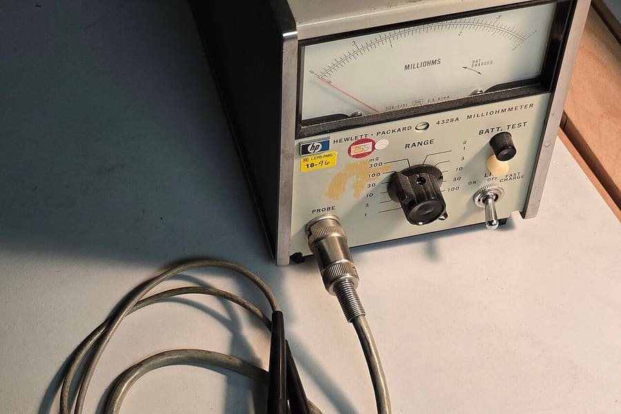 Bench milliohmmeter instrument with measurement probes