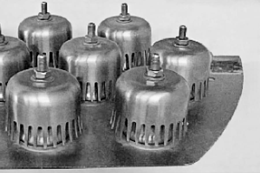 Bubble cap tray section for a distillation column