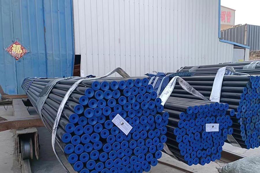 Bundled seamless steel pipes with protective end caps